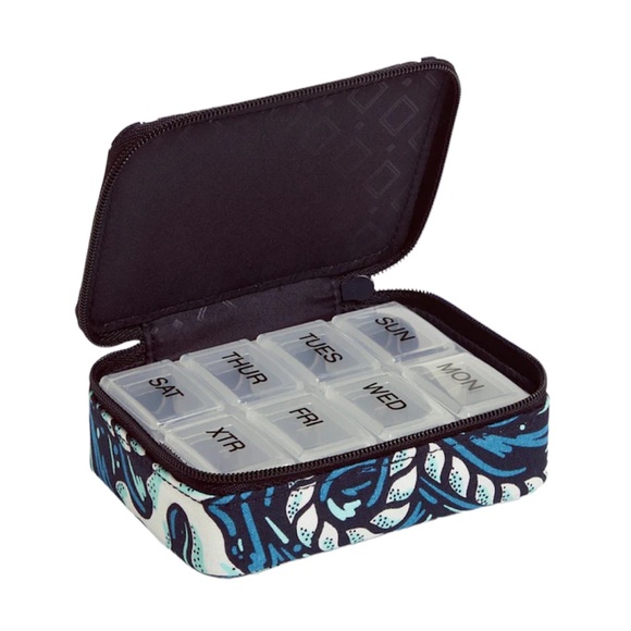 Vera Bradley Travel Pill Case in NWT - Picture 1 of 7